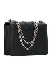 Czarna skórzana torebka na ramię z srebrnym łańcuszkiem, w kształcie prostokąta, z teksturowaną powierzchnią i poziomymi przeszyciami jako akcentami.
