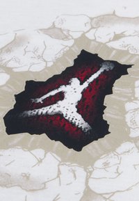 Γραφιστικός σχεδιασμός με λευκό φόντο και υφασμένο περίγραμμα, κεντρική κόκκινη και μαύρη σιλουέτα μιας φιγούρας πάνω σε μπεζ περίγραμμα.