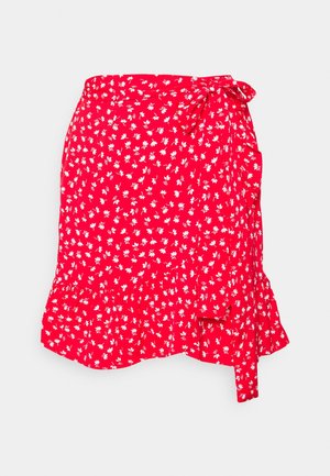 Jupe portefeuille rouge avec un motif floral blanc, ourlet volanté, fermeture à lien sur le côté et tissu léger pour plus de confort.