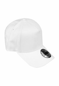 Casquette de baseball blanche ajustable avec une visière courbée et un autocollant argenté "9FORTY" sur le dessus de la visière.