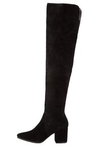 Mustat yli polven saappaat, jotka on valmistettu keinonahasta, ja niissä on terävä nenä ja paksu korko, sileällä pinnalla ilman näkyvää metallia.