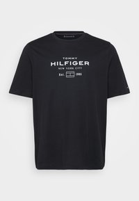 Czarna bawełniana koszulka z okrągłym dekoltem, krótkimi rękawami i białym nadrukiem z tekstem: "TOMMY HILFIGER NEW YORK CITY Est. 1985."