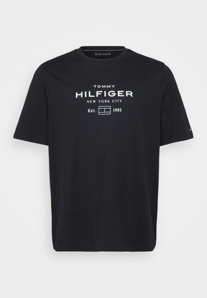 Svart bomull T-skjorte med rund hals, korte ermer og hvit trykt tekst: "TOMMY HILFIGER NEW YORK CITY Est. 1985."