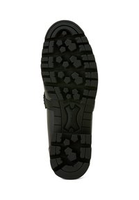 Schwarze, robuste Stiefelsohle mit auffälligem Profil. Verfügt über multidirektionale Stollen für besseren Halt; aus strapazierfähigem Gummi gefertigt.