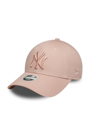 Hellrosa Baseballkappe mit erhöhtem NY-Logo auf der Vorderseite und verstellbarem Riemen, schräg gestellt, um die Seite und die gebogene Krempe zu zeigen.