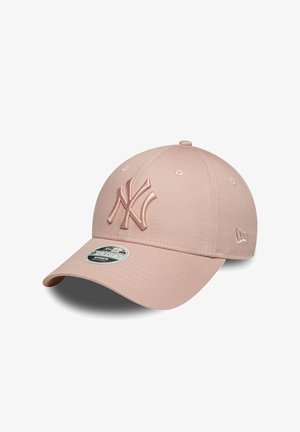 Cappellino da baseball rosa chiaro con logo NY in rilievo sul davanti e cinturino regolabile, angolato per mostrare il lato e la visiera curva.