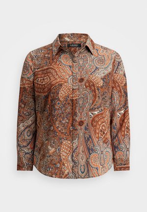 Camisa de botão com um padrão paisley em tons quentes de castanho, laranja e azul, com mangas longas e gola.
