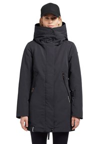 Juodas izoliuotas parkas su aukštu apykakle, reguliuojamu kapišonu, užtrauktukais šoninėmis kišenėmis ir tiesia fasonu. Lygus, matinio paviršiaus.