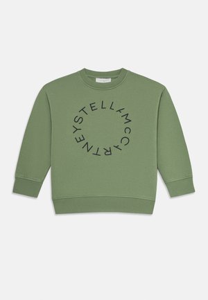 Sudadera verde de cuello redondo con mangas largas y texto circular negro que dice "STELLA MCCARTNEY" en el centro del frente.