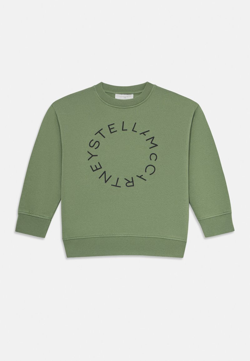 Πράσινη μπλούζα crewneck με μακριά μανίκια και μαύρο κυκλικό κείμενο που αναγράφει "STELLA MCCARTNEY" στο κέντρο μπροστά.