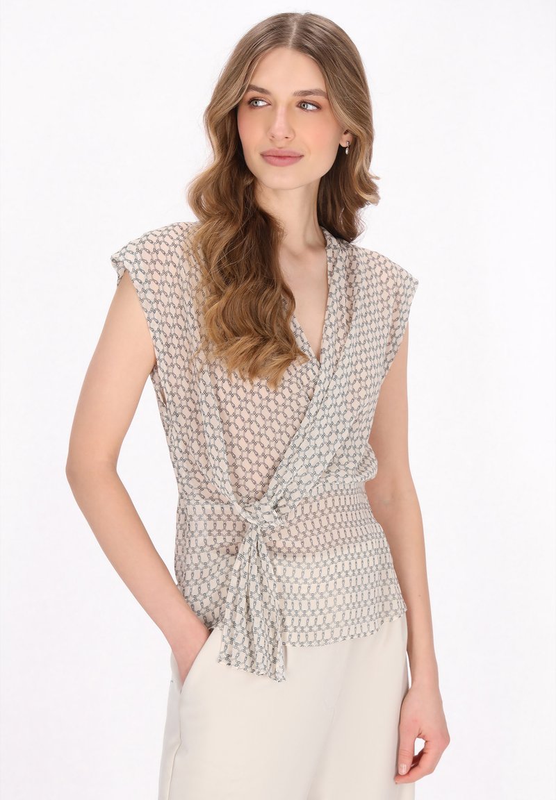 Transparante blousen in beige met een geometrisch patroon. Heeft een wikkelontwerp, korte mouwen en een gestrikte taille voor een getailleerd silhouet.