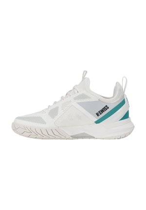 Chaussure de sport blanche K-Swiss avec un accent bleu sarcelle et une semelle texturée, design bas et languettes sur la languette et le talon pour un enfilage facile.