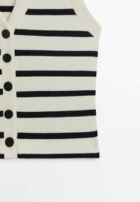 Gilet lavorato a maglia color crema con righe orizzontali nere, dotato di scollo a V, texture a coste e sei bottoni neri al centro.