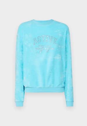 Svetlomodrá mikina s efektom tie-dye, s okrúhlym výstrihom, dlhými rukávmi a kamienkovým nápisom "ACTIVE 77" na prednej strane.