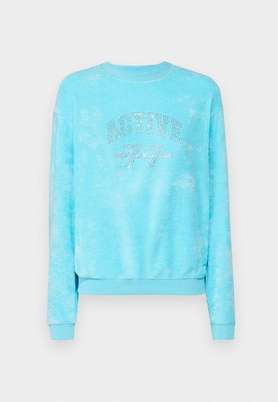 Světle modrá mikina s tie-dye vzorem, s kulatým výstřihem, dlouhými rukávy a textem z kamínků "ACTIVE 77" vzadu.