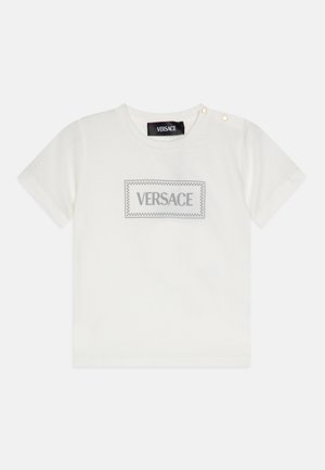Biała bawełniana koszulka z krótkim rękawem z szarym prostokątnym wzorem logo "VERSACE" oraz dwoma złotymi guzikami akcentującymi na lewym ramieniu.