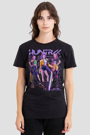 Junge Frau trägt ein schwarzes T-Shirt mit drei animierten weiblichen Figuren, lila "HUNTRX" Schriftzug und dem Untertitel "K-Pop Demon Hunters".