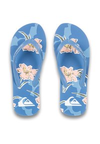 Blå flip-flops med en tekstureret overflade, prydet med et blomstermønster af lyserøde blomster og grønne blade. Halvtransparente blå stropper.
