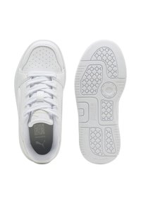 Witte sportschoenen met een gladde leren bovenkant, ronde neus, geperforeerde details en eengetextureerde rubberen buitenzool. Voorzien van veters en een grijze inlegzool.