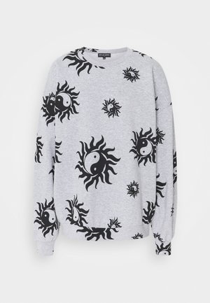 Sudadera gris claro de manga larga con patrones de sol yin-yang negros dispersos por el frente, las mangas y los hombros.