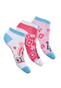 Tre paia di calzini corti: uno bianco con accenti blu e grafica arcobaleno, uno rosa con motivi a cuore e uno rosa chiaro con stelle.