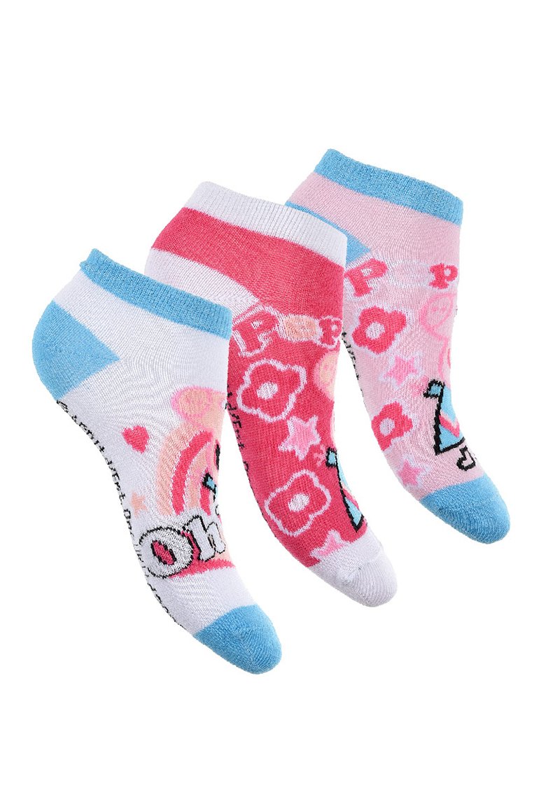 Tre paia di calzini corti: uno bianco con accenti blu e grafica arcobaleno, uno rosa con motivi a cuore e uno rosa chiaro con stelle.