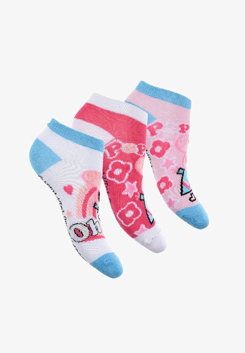 Tre paia di calzini corti: uno bianco con accenti blu e grafica arcobaleno, uno rosa con motivi a cuore e uno rosa chiaro con stelle.