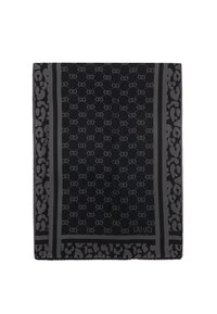 Zwarte sjaal met een subtiel logo patroon en een leopardprint rand. Randen afgewerkt met een delicate franje voor textuur.