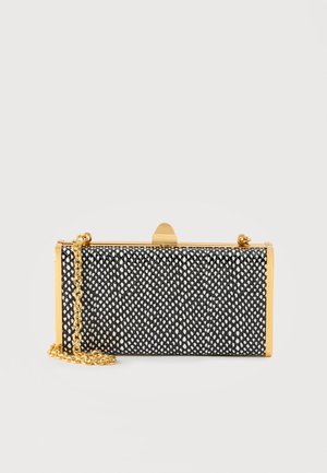 Ορθογώνιο μαύρο και λευκό πορτοφόλι χειρός με υφή, με χρυστό μεταλλικό πλαίσιο και αλυσίδα ιμάντα σε ουδέτερο φόντο.