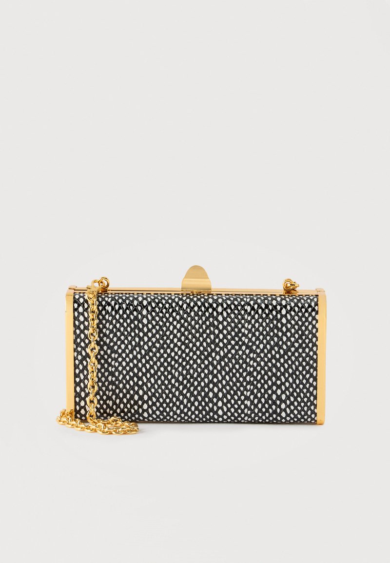 Ορθογώνιο μαύρο και λευκό πορτοφόλι χειρός με υφή, με χρυστό μεταλλικό πλαίσιο και αλυσίδα ιμάντα σε ουδέτερο φόντο.