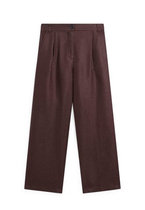 Brune bukser med vidde ben, plisseringer, bærestropper, sidelommer og lukning foran med knap og lynlås.