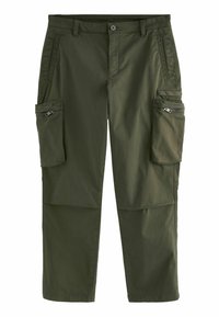 Pantaloni cargo de culoare verde măsliniu, dintr-un material ușor, având multiple buzunare cu fermoar pe fiecare parte și un talie standard cu bucle pentru curea.