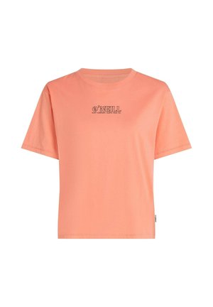 Koraalrood katoenen T-shirt met korte mouwen, een ronde hals en een zwart bedrukt logo met tekst in het midden, zachte textuur en een comfortabele pasvorm.