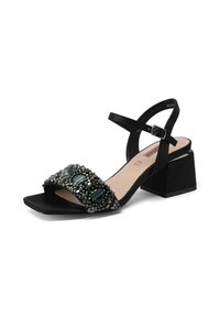 Sandalo nero con una ampia fascia decorata da perline e accenti di design. Punta aperta, tacco a blocco, cinturino alla caviglia regolabile e texture scamosciata.