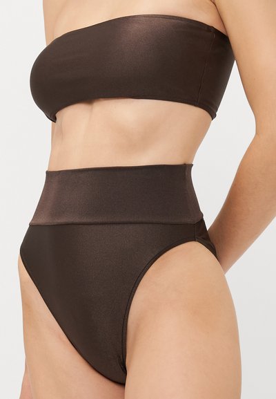 Brūns strapless bikini tops ar gludu tekstūru, kopā ar augsto jostasvietu bikini apakšdaļu, kurai ir plata jostasvieta un augsti griezti kāju dizains.