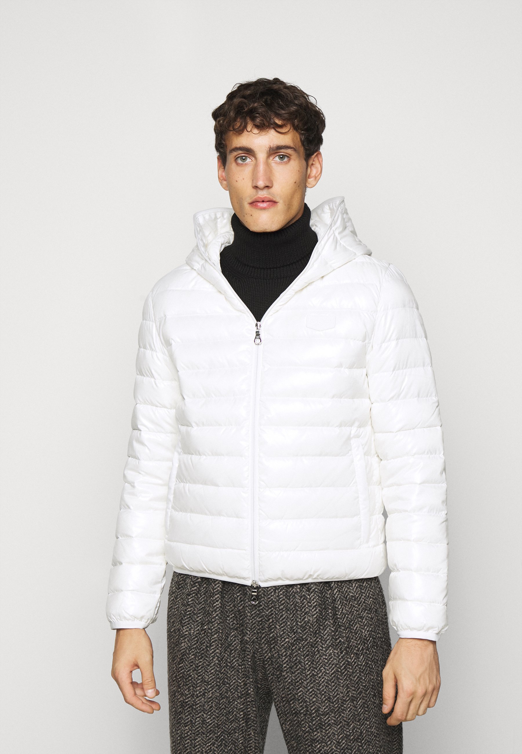 32 degrees mixed media