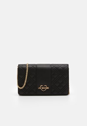 Zwarte gewatteerde crossbodytas met gouden kettingriem en Love Moschino-logo van goudkleurig metaal in het midden aan de voorkant.