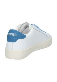 Sneakers bianchi con accenti blu, tomaia in materiale sintetico liscio, suola piatta e logo sul tallone. Presentano lacci tradizionali e un colletto imbottito.
