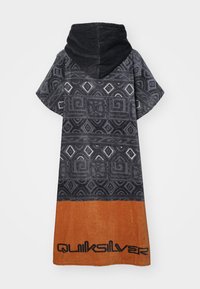 Kapuć s ručnikom kratkih rukava i geometrijskim uzorcima u crnoj i sivoj boji; donji dio u narančastoj boji s "Quiksilver" logotipom duž donjeg ruba.