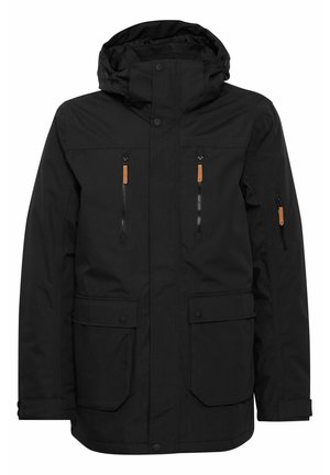 Giacca nera impermeabile con cappuccio, dotata di tasche sul petto con zip e tasche a pattina con bottone a pressione, con dettagli in pelle sulle zip.