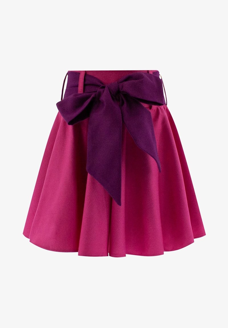 Jupe évasée rose avec une large ceinture violette nouée en grand nœud à l'avant, présentée sur un fond blanc.