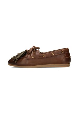 Mocassin plat en cuir marron avec des détails de lacets sur les côtés et des pampilles à l'avant, doté d'une semelle en caoutchouc marron clair.