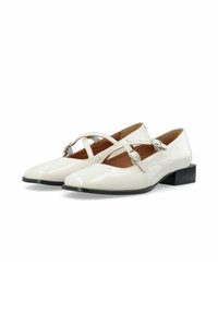 Scarpe in pelle patinata bianca con design a T, punta affusolata e piccolo tacco a blocco nero. Accenti di hardware argentato notevoli sulle cinghie.