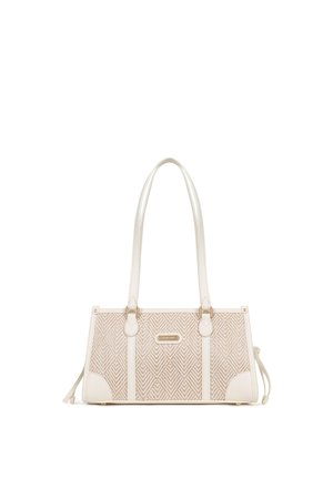 Sac à main rectangulaire tissé beige avec longues bandoulières, garniture en cuir et petite plaque métallique de marque au centre devant.