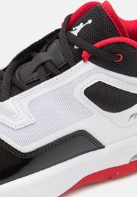 Jordan JORDAN STAY LOYAL 3 UNISEX - Krepšinio batai - white/black/gym red