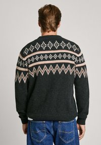 Maglione grigio scuro a maglia con un motivo fair isle in crema e sfumature sottili di marrone, con dettagli a coste sui polsini e sull'orlo.
