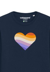 Marineblauses Hemd mit langen Ärmeln und einem mehrfarbigen Herzgrafik, das orangefarbene, crèmefarbene, lila und blaue wellenartige Streifen zeigt, aus einem Baumwoll-Mischgewebe gefertigt.