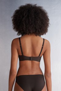 Svart underkläder set med en slät, matt yta. Bh:n har justerbara axelremmar och en knäppning, medan trosorna har en sömlös design.