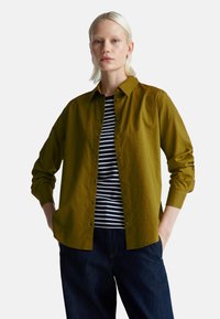 Unselected, green
