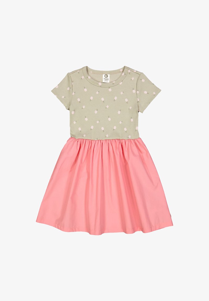 Zielona sukienka z krótkimi rękawami i różową spódnicą, z prążkowanym korpusem i białym wzorem ananasa. Rozkloszowana spódnica dodaje objętości i tekstury.